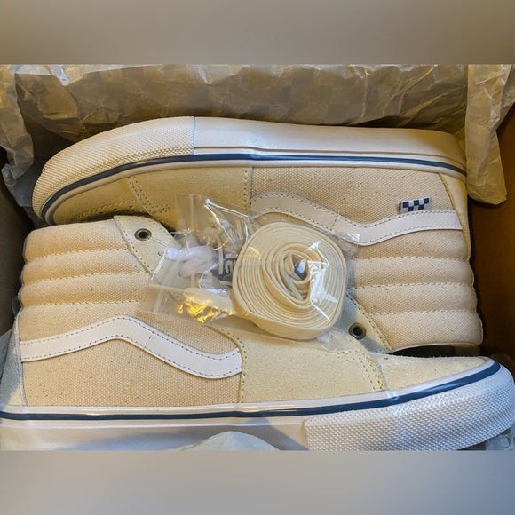 Hey I got new vans shoes for sale - Picture 6 of 6